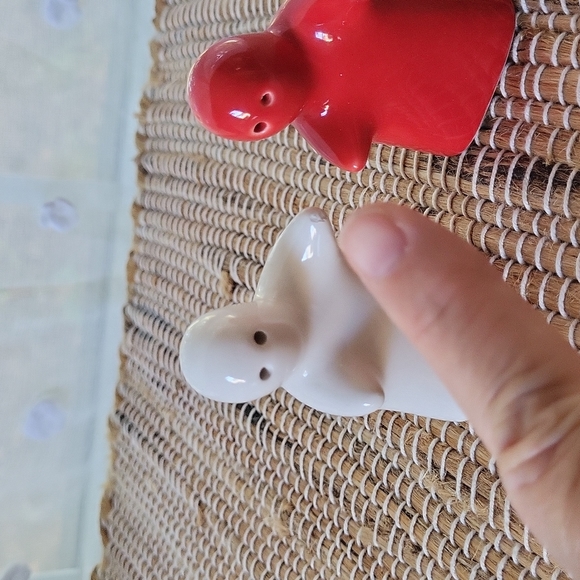 Spooky unique HUGGING ghost SALT & PEPPER shaper - Picture 4 of 4